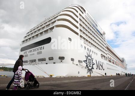 Gdynia, Polen 13. Mai 2014 Luxus-Cruiser-Schiff MSC Orchestra MSC Kreuzfahrten Firma unter panamaischer Flagge in Gdynia Hafen angekommen. Schiff hat 16 Decks mit über 1200 Kabinen. Bietet 6 Restaurants, Disco, Kino, Theater mit über 1100 sitzt, Casino, 2 Swimmingpools, 2 Saunen, 2 türkische Bäder, 4 Jackuzzi und Tennisplatz. Der Besuch ist ein Teil der Kreuzer Seazon in Gdynia Hafen besuchen. In diesem Jahr Gastgeber Gdynia Hafen 52 große Fahrgastschiffe. Bildnachweis: Michal Fludra/Alamy Live-Nachrichten Stockfoto