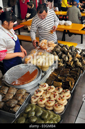 (140513)--Peking, 13. Mai 2014 (Xinhua)--Foto am 1. Dezember 2013 zeigt traditionelle Snacks in einem Restaurant in Nanning, Hauptstadt von Süd-China Guangxi Zhuang Autonome Region.   Eines der beliebtesten Arten weltweit, chinesisches Essen ist berühmt für seinen Geschmack und Sorte, mit einer unvergleichlichen Auswahl an Essen Stile und Techniken, Zutaten und Gerichte. Die Geschichte des chinesischen Essens erstreckt sich über Tausende von Jahren zurück und hat sich geändert von Zeit zur Zeit und in jeder Region je nach Klima, Tradition und lokale Präferenzen. Chinesen sind stolz auf das Essen einer Vielzahl von fo Stockfoto