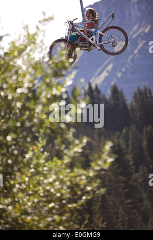 Downhill Mountainbiker in einen Sessellift, Morzine, Haute-Savoie, Frankreich Stockfoto