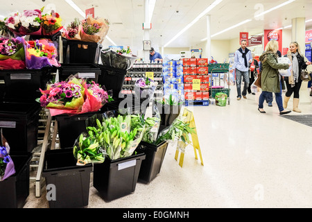 Das Innere eines Tesco Supermarkt in Essex. Stockfoto