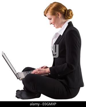 Rothaarige Geschäftsfrau mit ihrem laptop Stockfoto