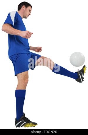 Football-Spieler in blau treten Stockfoto