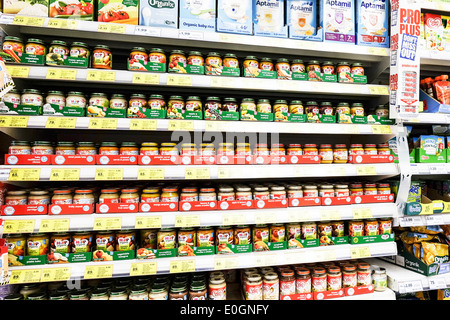 Eine Darstellung der Babynahrung in einem Tesco-Supermarkt. Stockfoto