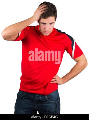 Enttäuscht Fußball-Fan in rot Stockfoto
