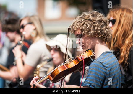 Ein geiger Fiddle Player aus dem Folk und Ceilidh Band Threepenny Bit. Stockfoto