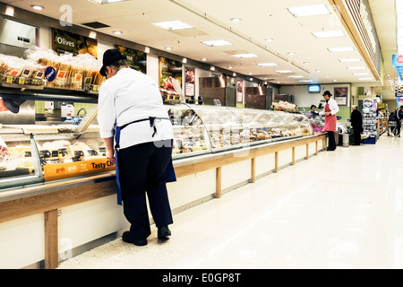 Das Innere eines Tesco Supermarkt in Essex. Stockfoto