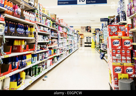 Das Innere eines Tesco Supermarkt in Essex. Stockfoto