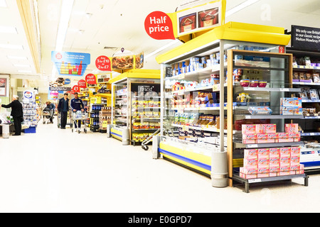 Das Innere eines Tesco Supermarkt in Essex. Stockfoto