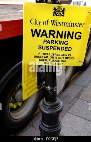 London, England, Vereinigtes Königreich. Warnung, Parkplatz ausgesetzt-Zeichen in Westminster, neben geparkten LKW Stockfoto