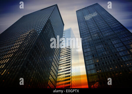 Niedrigen Winkel Ansicht der Wolkenkratzer Stockfoto