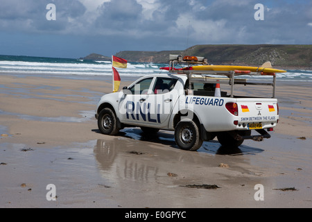 Rettungsschwimmer in einem 4 x 4 Pick-up mit Warnflaggen am Strand bei Sennen Cove Cornwall Stockfoto