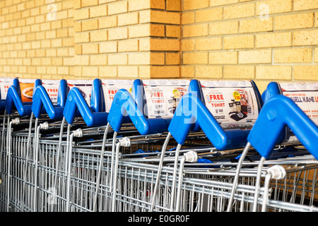 Shopping trolleys Trolleys außerhalb eines Tesco Supermarkt gestapelt. Stockfoto