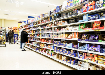 Das Innere eines Tesco Supermarkt in Essex. Stockfoto