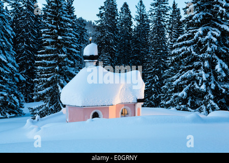 Kapelle Maria Koenigin am See Lautersee im Winter nach dem Schneefall, Mittenwald, Werdenfelser Land, Bayern, Oberbayern, Ger Stockfoto