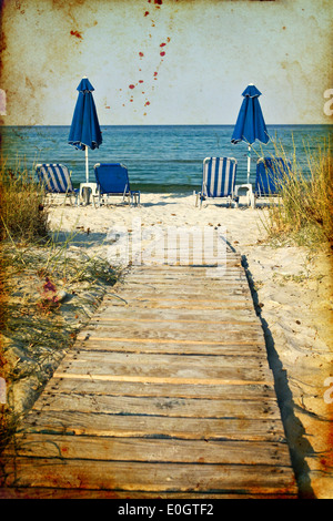 Vintage Foto Liegestühle und Sonnenschirme am Strand Stockfoto