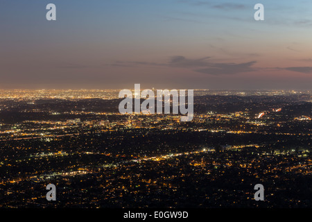 Berggipfel Blick auf Pasadena und Los Angeles in der Abenddämmerung. Stockfoto