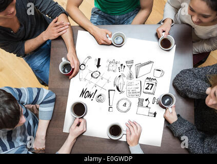 Zusammengesetztes Bild von Menschen, die an Tisch Kaffee trinken Stockfoto