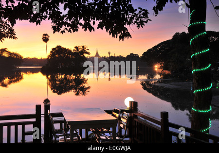 Blick auf die Shwedagon-Pagode aus Kandawgyi See, Yangon, Myanmar, Myanmar, Asien Stockfoto