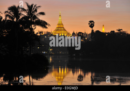 Blick auf die Shwedagon-Pagode aus Kandawgyi See, Yangon, Myanmar, Myanmar, Asien Stockfoto