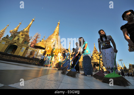 Blick auf die Shwedagon-Pagode aus Kandawgyi See, Yangon, Myanmar, Myanmar, Asien Stockfoto