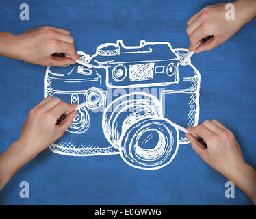 Zusammengesetztes Bild mehrere Hände Kamera mit Kreide zeichnen Stockfoto