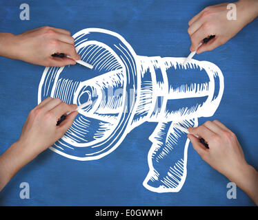 Zusammengesetztes Bild von mehreren Händen Megaphon mit Kreide zeichnen Stockfoto