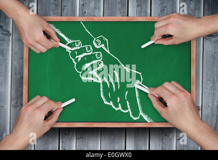 Zusammengesetztes Bild von mehreren Händen Handshake mit Kreide zeichnen Stockfoto