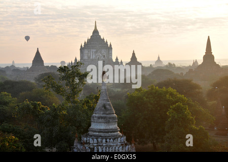 Morninglight über Bagan mit Heißluftballons in den Hintergrund, Blick vom Kya-Mrz-Pat Tempel, Bagan, Myanmar, Myanmar, Asien Stockfoto