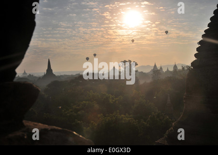 Morninglight über Bagan mit Heißluftballons, Blick vom Kya-Mrz-Pat Tempel, Bagan, Myanmar, Myanmar, Asien Stockfoto