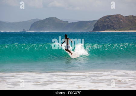 Indonesien, Lombok, South Coast, Seong Blanak, Strand, junge lokale Surfer Surfen Stockfoto