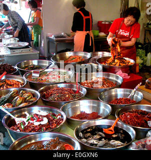 (140513)--Peking, 13. Mai 2014 (Xinhua)--Foto am 14. August 2006 zeigt alle Arten von eingelegtem Gemüse in einem Geschäft der koreanischen Volksgruppe in Yanji City, Nordost-China Jilin Province. Eines der beliebtesten Arten weltweit, chinesisches Essen ist berühmt für seinen Geschmack und Sorte, mit einer unvergleichlichen Auswahl an Essen Stile und Techniken, Zutaten und Gerichte. Die Geschichte des chinesischen Essens erstreckt sich über Tausende von Jahren zurück und hat sich geändert von Zeit zur Zeit und in jeder Region je nach Klima, Tradition und lokale Präferenzen. Chinesen sind stolz auf das Essen einer breiteren var Stockfoto