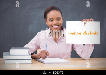 Glückliche Lehrer halten Seite zeigen ältere Studierende Stockfoto