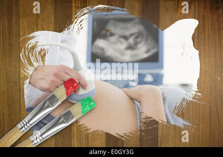 Zusammengesetztes Bild der Frau, die immer einer Ultraschalluntersuchung Stockfoto