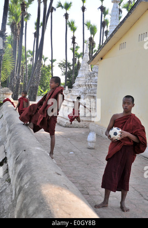 Junge Mönche in einer Pagode in Inwa in der Nähe von Mandalay, Myanmar, Myanmar, Asien Stockfoto