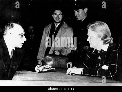 1. Januar 1940 - Augsburg, Deutschland - Datei Foto: ca. 1940er Jahre. Bestie von Buchenwald ILSE KOCH mit ihr Anwalt als 2. gesehen Stockfoto