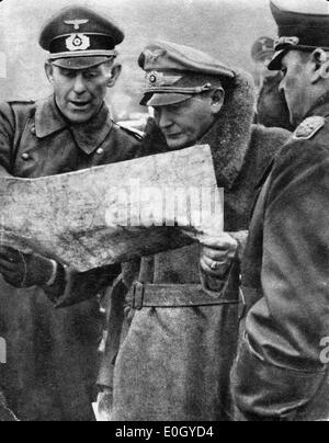 1. Januar 1940 - Deutschland - Datei Foto: ca. 1940er Jahre, genaue Lage unbekannt. Reich Marshall HERMANN GOERING, Zentrum, der Chef der Nazi-Luftwaffe in Konferenz mit zwei seiner Stabsoffiziere. Stockfoto