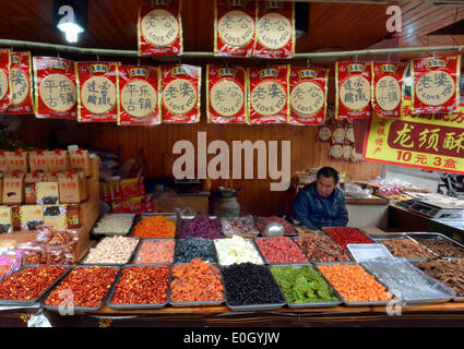 (140513)--Peking, 13. Mai 2014 (Xinhua)--Foto aufgenommen am 24. Februar 2014 zeigt einen Laden mit traditionellen lokalen Snacks in Qionglai County, der südwestlichen chinesischen Provinz Sichuan. Eines der beliebtesten Arten weltweit, chinesisches Essen ist berühmt für seinen Geschmack und Sorte, mit einer unvergleichlichen Auswahl an Essen Stile und Techniken, Zutaten und Gerichte. Die Geschichte des chinesischen Essens erstreckt sich über Tausende von Jahren zurück und hat sich geändert von Zeit zur Zeit und in jeder Region je nach Klima, Tradition und lokale Präferenzen. Chinesen sind stolz auf eine Vielzahl von Lebensmitteln Whil Essen Stockfoto