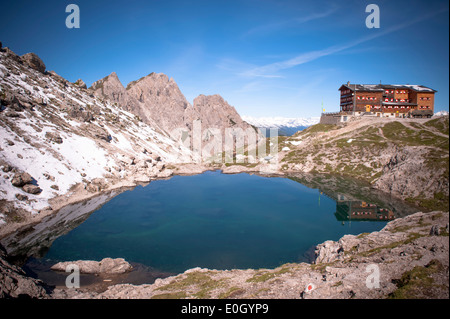 Hütte mit Bergsee in den Lienzer Dolomiten, Osttirol, Tirol, Österreich Stockfoto