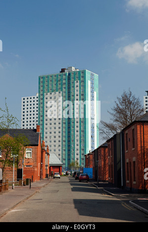 Großbritannien, England, Salford, Langworthy, high-Rise Gehäuses Block über dem Schornstein Park Stockfoto