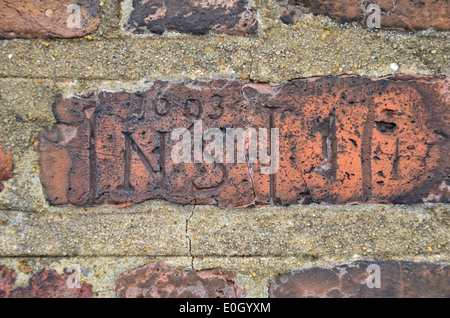 1693 Graffiti geschnitzt in einen gemauerten Schornstein Fenton House, Hampstead, London, England Stockfoto