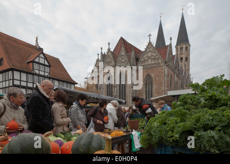 Mittelalterlichen Marktplatz in der Altstadt mit Gewandhaus, Rueninger Customs House und St. Martini Kirche, Markt im Vordergrund Stockfoto