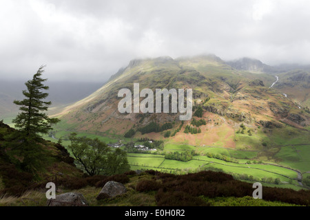 Der Blick über Great Langdale in Richtung Langdale Pikes aus Seite Zander, Lake District Cumbria UK Stockfoto