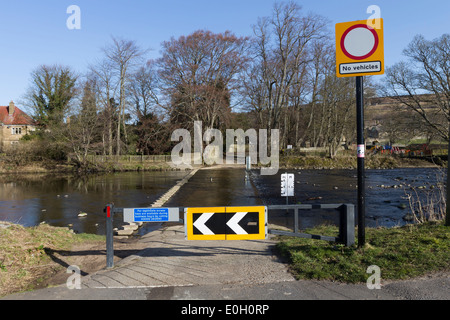 Stanhope Ford am Fluss tragen im Low-Flow-Bedingungen. Dieser Ford hat als Folge der Treiber stranden geschlossen wurde. Stockfoto