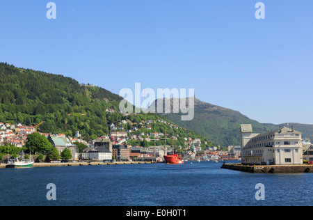 Offshore-Blick auf Meer und Gebäude am Eingang zum Hafen Vågen, Bergen, Hordaland, Norwegen, Skandinavien, Europa Stockfoto