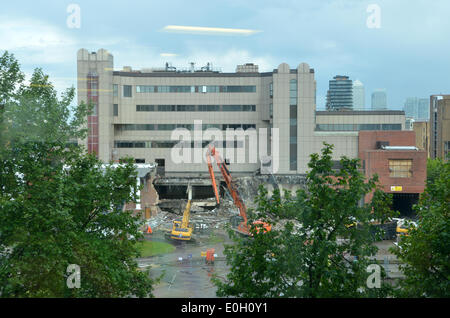 Wapping, London, UK. 13. Mai 2014. Demolision beginnt endlich ernsthaft am Hauptsitz alten News International in Wapping, East London, das ehemalige Wohnhaus des die Nachricht von der Welt der Sonne und mal Zeitungen Credit: Matthew Richardson/Alamy Live News Stockfoto