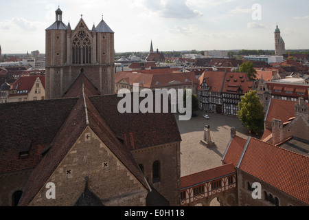 Blick vom Rathaus über Burgplatz Altstädter Ring, Braunschweiger Dom und Henry Löwendenkmal, mittelalterlichen Braunschweig, Bru Stockfoto