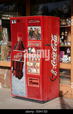 Eine alte Vintage Coca Cola Maschine vor einem Geschäft in Boulder City, Nevada, USA Stockfoto