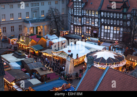 Weihnachtsmarkt am Burgplatz im Abendlicht, Blick vom Rathaus in Richtung der Kathedrale, Henry die Löwe, Braunschweig, Lo Stockfoto