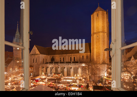 Blick über den Platz in Richtung Braunschweig Dom, Weihnachtsmarkt auf Burg Quadrat, Löwendenkmal, Heinrich der Löwe Braunschweig, L Stockfoto