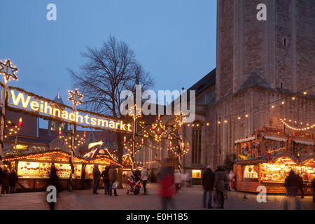Weihnachtsmarkt auf Burg Quadrat mit den Braunschweiger Dom im Hintergrund und Löwe Denkmal, Heinrich der Löwe Braunschweig, L Stockfoto